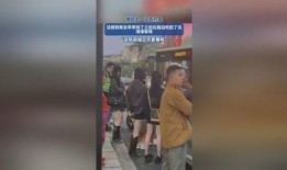 吃瓜情侣约会摔了