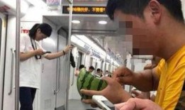 地铁车厢吃瓜