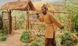 路边老人吃瓜,见证老人悠闲时光