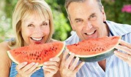 老人吃瓜的视频