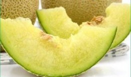 老人孩子吃哈密瓜,老少皆宜的夏日美味