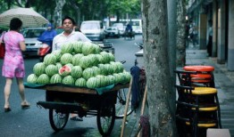 路边老人吃瓜,见证老人悠闲时光