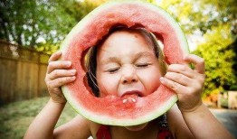 情头吃瓜拍照,甜蜜瞬间，定格吃瓜拍照的浪漫瞬间