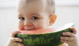 怎么和孩子吃瓜,和孩子一起快乐吃瓜的温馨瞬间