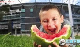 国外吃瓜小孩,国外小孩的趣味生活一瞥