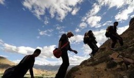 爬山吃瓜女生图片,爬山女生与夏日瓜果的甜蜜邂逅