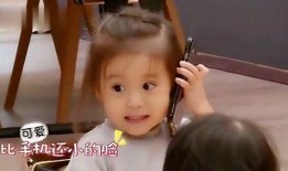 女生打电话吃瓜,揭秘女生间的八卦乐趣