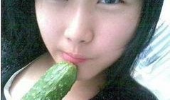 美女吃瓜横屏,美女吃瓜，趣味横生瞬间捕捉