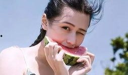 女生打电话吃瓜,揭秘女生间的八卦乐趣