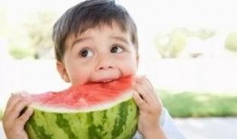 国外吃瓜小孩,国外小孩的趣味生活一瞥