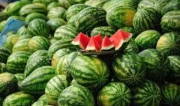 天台亭子吃瓜,夏日吃瓜，悠然自得的生活画卷