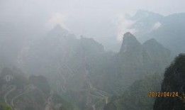 天门山吃瓜,游客尽享夏日清凉