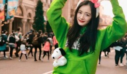 吃娱乐瓜的女孩