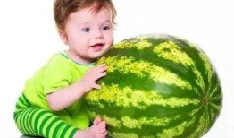 怎么和孩子吃瓜,和孩子一起快乐吃瓜的温馨瞬间